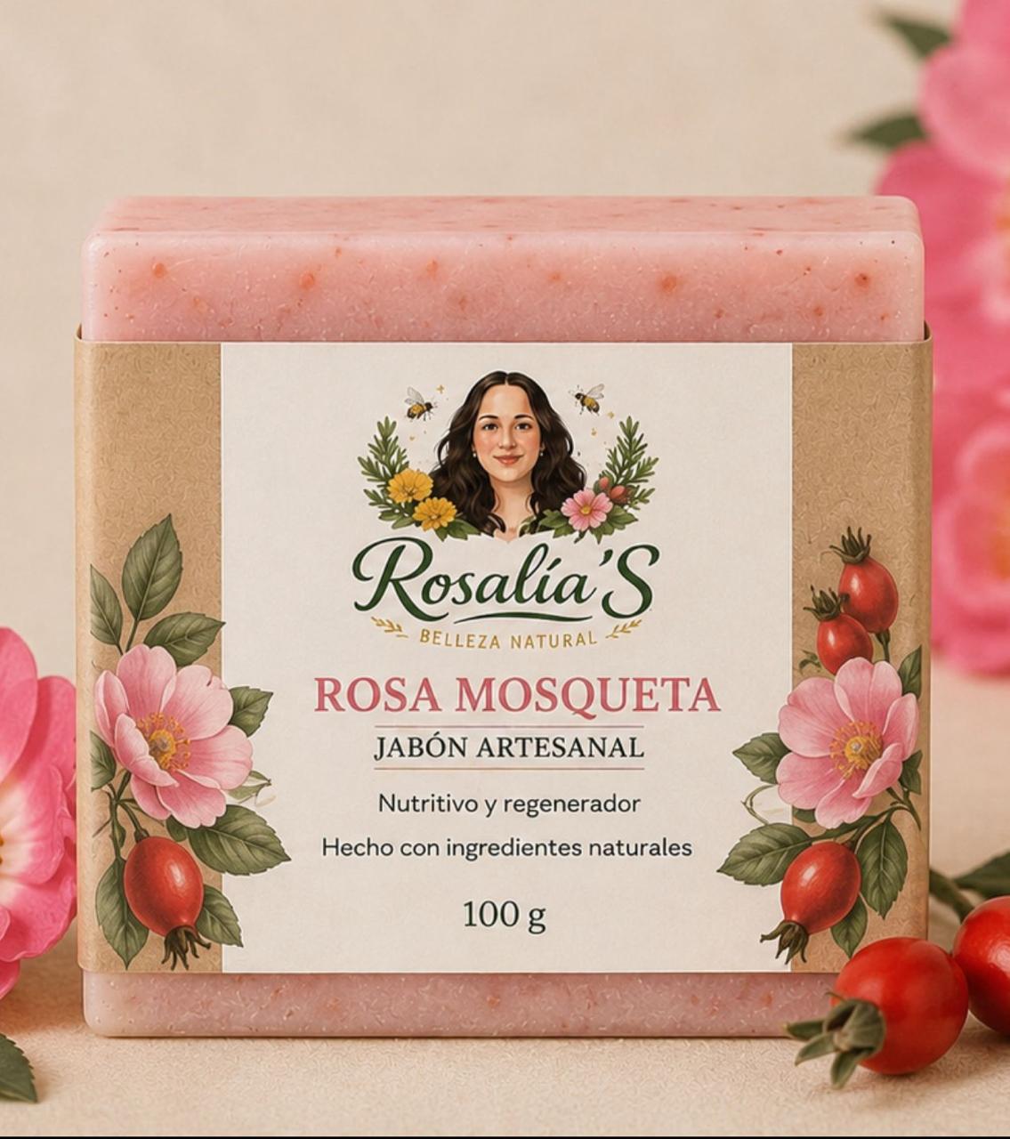 🌹 Jabón artesanal de rosa mosqueta Rosalia’s, elaborado de forma natural para limpiar, hidratar y suavizar la piel. Presentación artesanal con aroma floral delicado y diseño elegante en tonos rosados. ✨